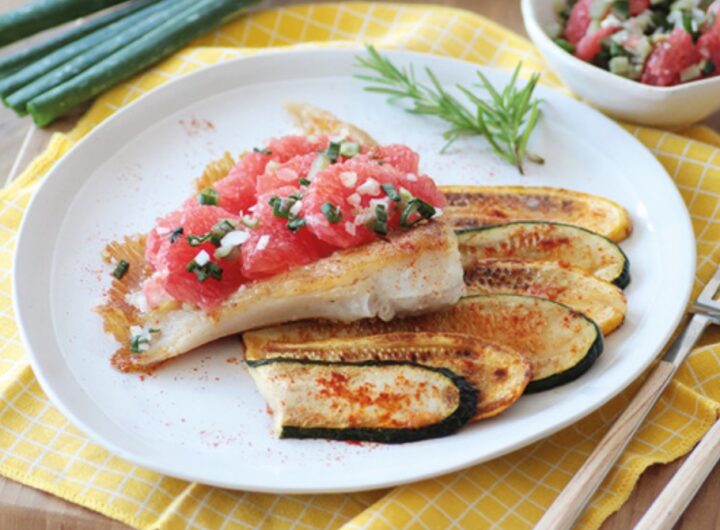 Raie dorée au beurre, courgettes grillées, pamplemousse et cornichons